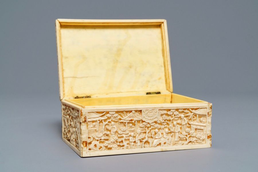 Null Une boîte rectangulaire en ivoire sculpté, Chine, Canton, 19ème