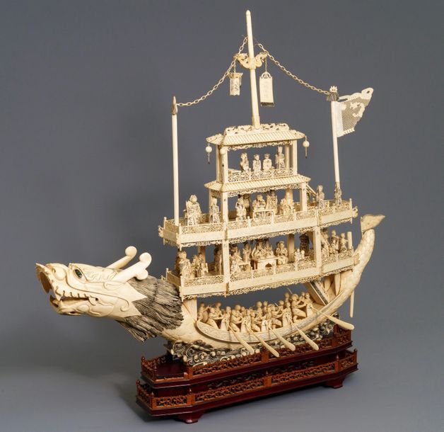 Null Un modèle d'un bateau dragon en ivoire sculpté sur socle en bois, Chine, 19&hellip;