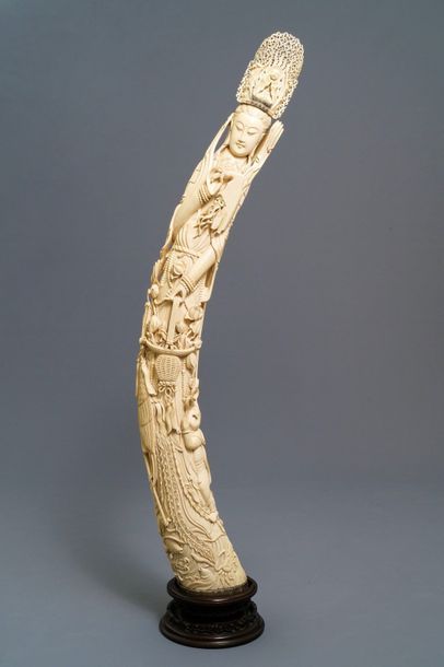 Null Un très grand modèle de Guanyin en ivoire sculpté, Chine, 19ème