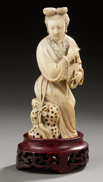 CHINE 
Figurine en ivoire sculpté représentant une jeune femme assise sur un roc&hellip;