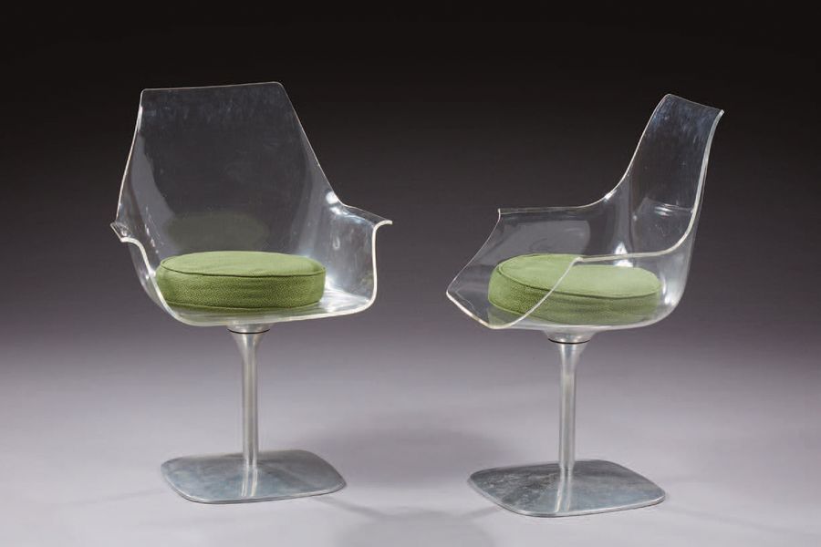 TRAVAIL 1970-1980 
Paire de fauteuils à assises moulées en plexiglass translucid&hellip;