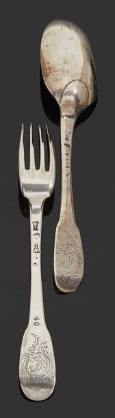 Null Couvert en argent, modèle uniplat, la spatule monogrammée.
Paris 1785.
Maît&hellip;