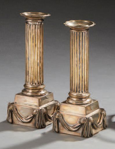 Null Pair of candlesticks in plated metal, the fluted shaft and the square base &hellip;