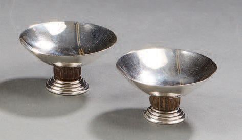 Null Pair of small cups in plain silver, knot of junction of the foot in the sha&hellip;