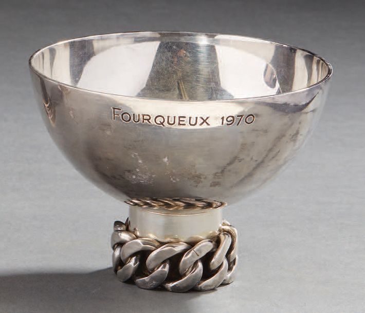 Jean DESPRES (1889-1980) Coupe ronde en métal argenté, le pied droit souligné de&hellip;