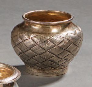 Null Small silver pot with basketry pattern.
Russia 1890.
Height: 5,5 cm.
Weight&hellip;