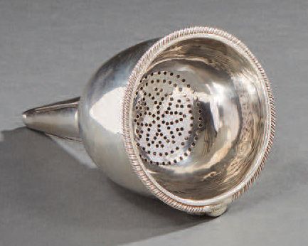 Null Silver decanting funnel.
English work from the 19th century.
Height: 14 cm.&hellip;