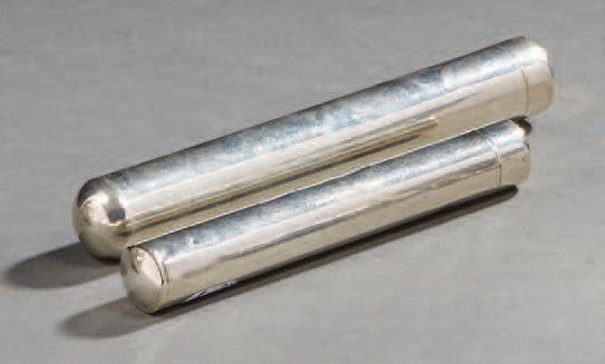 Null Two silver cigar cases.
Length: 17 and 14 cm.
Weight: 99,7 g.