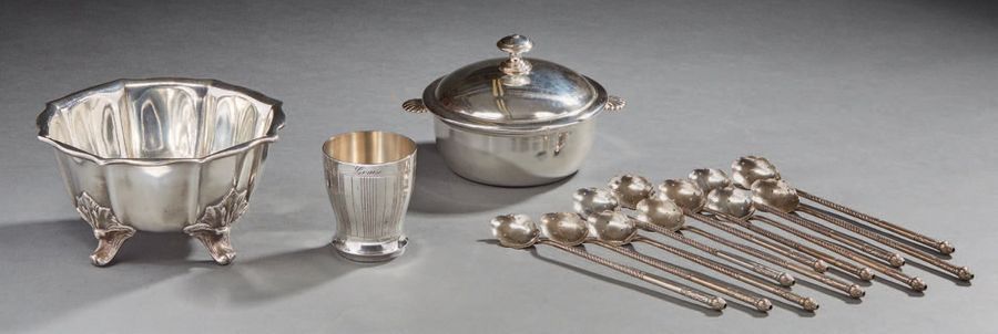 Null Silver-plated metal set comprising a covered broth, a cup resting on four f&hellip;