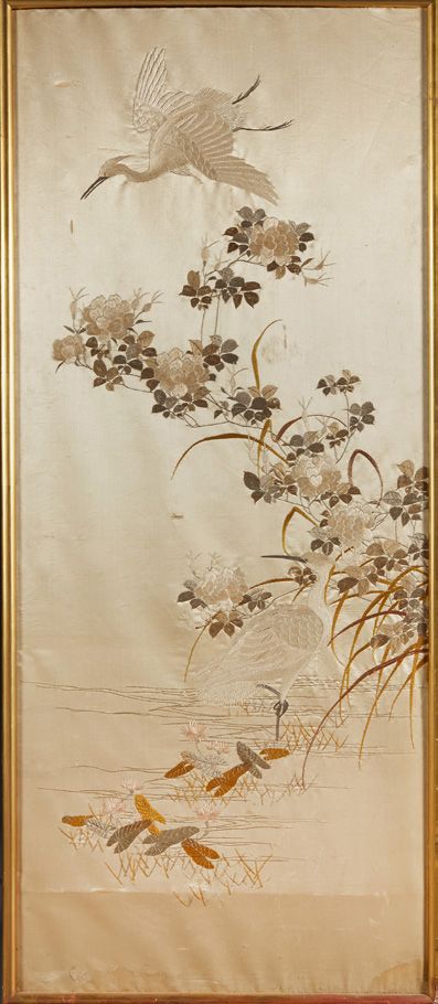 JAPON Soie brodée et encadrée figurant deux aigrettes dans un paysage fleurie.
D&hellip;