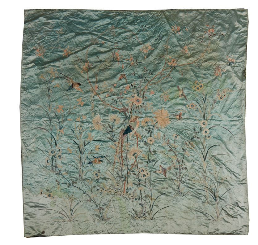 CHINE Soierie à fond bleu à décors d'un échassier et de fleurs.
Dim. : 190 x 190&hellip;