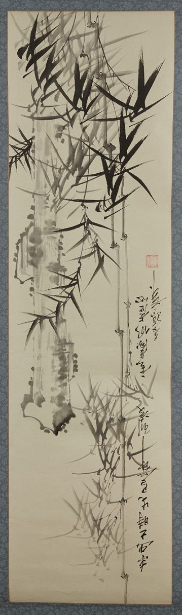CHINE 纸本水墨。
竹子上作画。
签名。
尺寸：115 x 32 cm