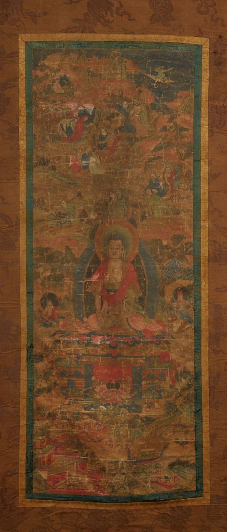 TIBET 絲綢畫《唐卡》，畫的是阿彌陀佛坐在蓮花寶座上，身旁有許多佛像和神像。
深度：112 x 42,5cm。