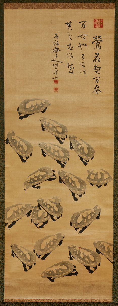 CHINE 纸本水墨。
顶部题诗，背面题词"龟国"。
尺寸：153 x 58 cm。