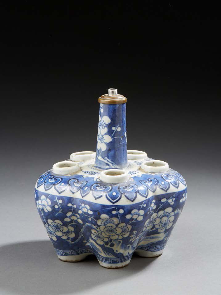 CHINE Porcelain tulip pot with six receptacles decorated in blue underglaze with&hellip;
