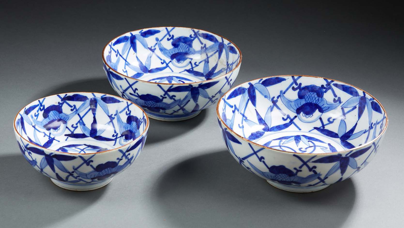 CHINE Trois bols circulaires en porcelaine de tailles différentes décoré de bleu&hellip;