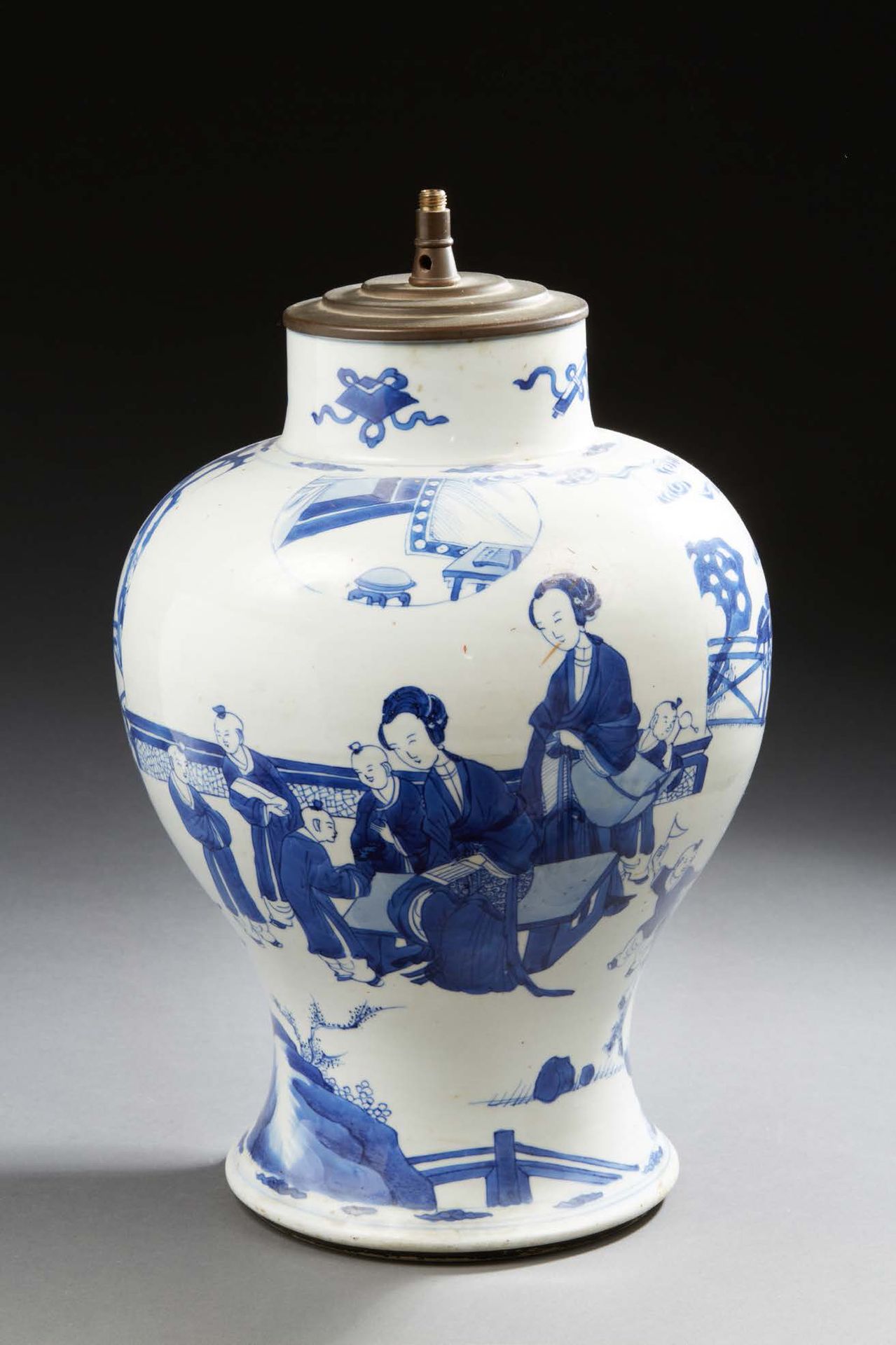 CHINE 美丽的瓷器花瓶，以蓝色釉下彩装饰妇女和儿童在花园中玩耍，亭子附近有穿孔岩石、障碍物和香蕉树。颈部的珍贵道教物品。
康熙年间（1662-1722）。
&hellip;