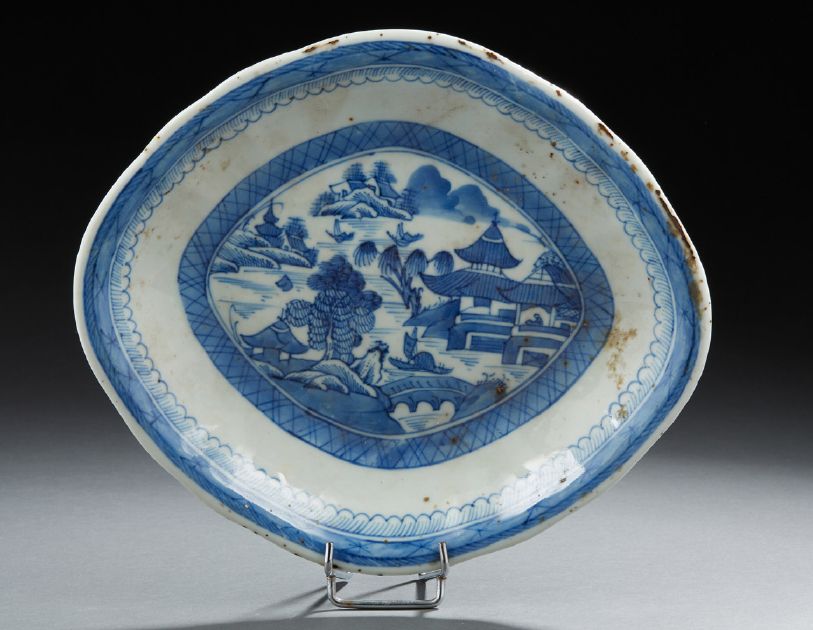 CHINE Oblong porcelain dish decorated in blue underglaze with pagodas in a lake &hellip;