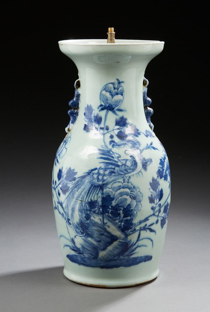 CHINE Vase en porcelaine de forme balustre à fond céladon vert, décoré en bleu e&hellip;