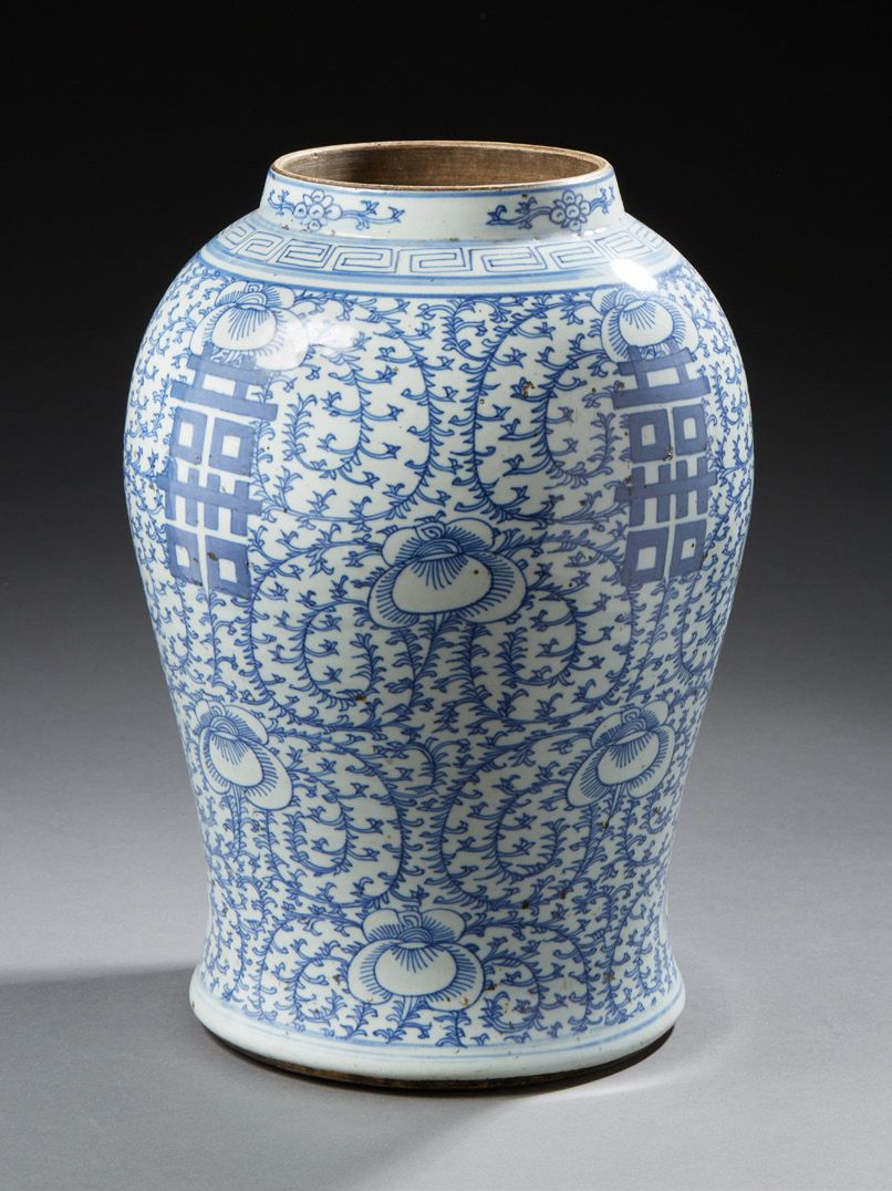CHINE Deux vases de forme balustre en porcelaine décoré en bleu sous couverte, d&hellip;