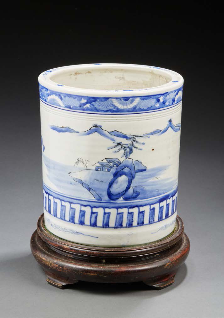 CHINE 瓷器笔筒，以蓝色釉下彩装饰的山地景观。木质底座。
19世纪末。
在木质底座上
，高：25厘米。