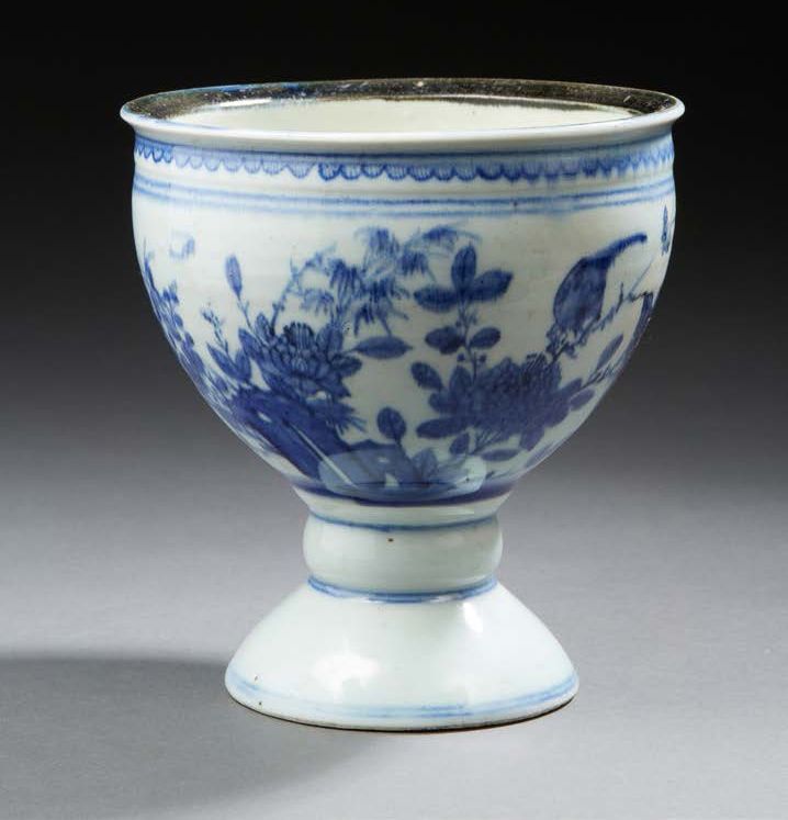 CHINE DU SUD OU VIETNAM A small circular porcelain basin on a pedestal decorated&hellip;