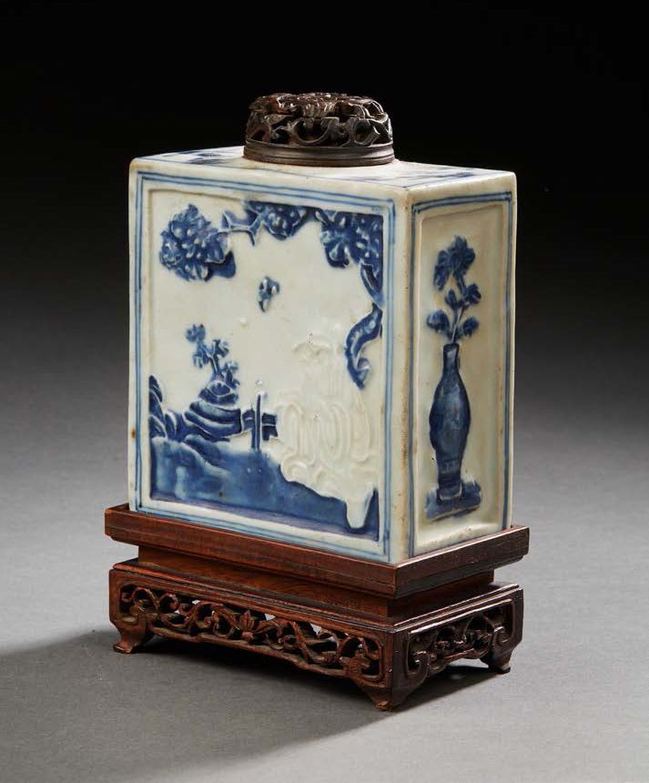 CHINE 
19世纪
高：13厘米
有一个长方形的底座和一个木雕镂空的盖子（盖子损坏了），长方形的瓷茶盒上有白蓝色的浮雕装饰，上面有一个松树下的智者。