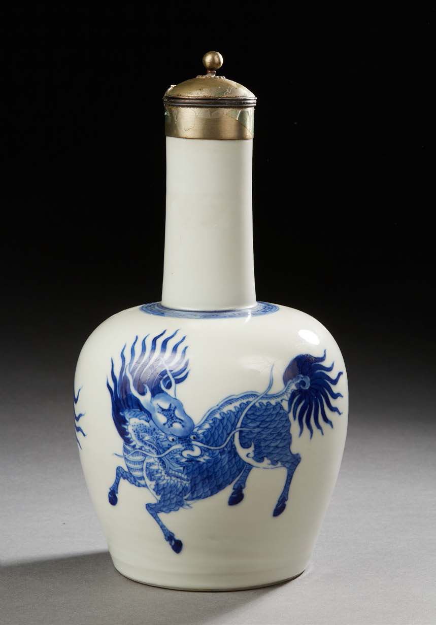 VIETNAM 青花瓷瓶，饰以三只麒麟。背面有 "yun cang mei ji "的标记。颈部有金属装饰。
19世纪
高（含框架）：27厘米