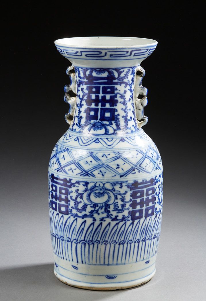 CHINE Vase en porcelaine de forme balustre décoré en bleu sous couverte de symbo&hellip;
