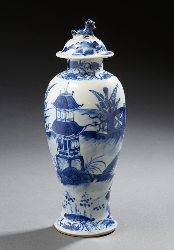 CHINE Vase couvert de forme balustre en porcelaine décoré en bleu sous couverte &hellip;