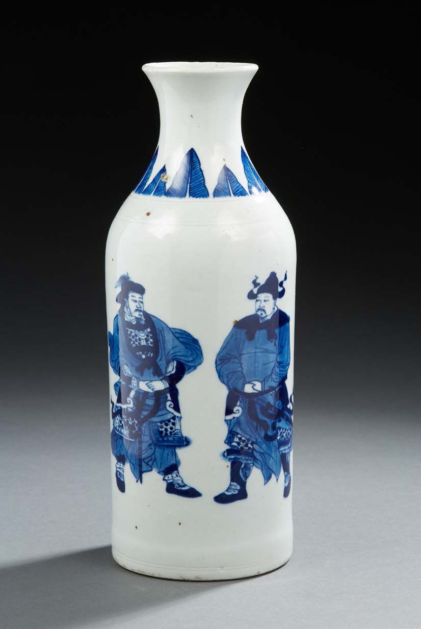 CHINE Vase rouleau en porcelaine à col étroit décoré en bleu sous couverte de qu&hellip;