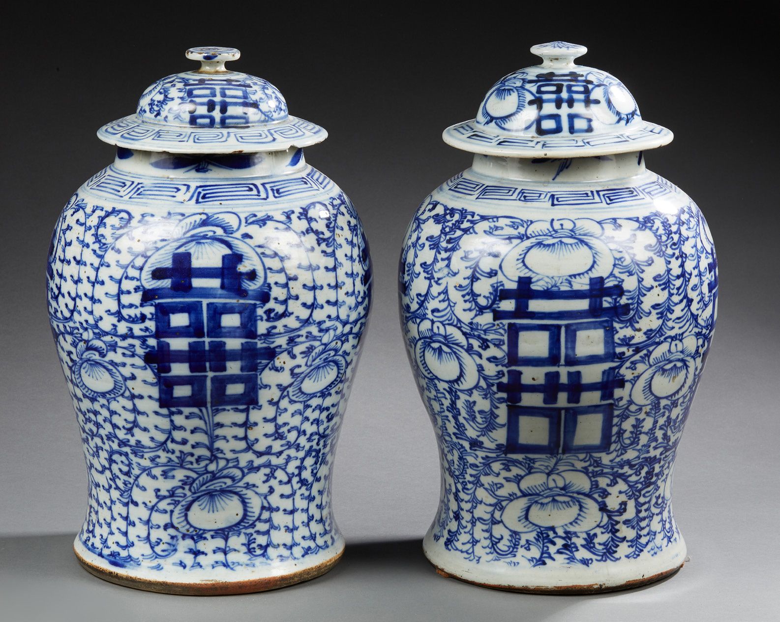 CHINE Paire de potiches couvertes en porcelaine à décor blanc et bleu et motifs &hellip;