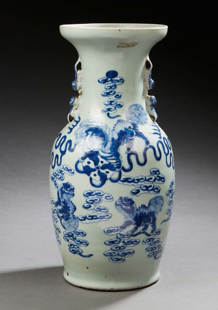 CHINE Vase balustre à col évasé en porcelaine céladon, à décor en bleu sous couv&hellip;