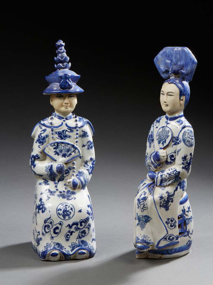 CHINE ou VIETNAM 一对代表一对坐着的政要的瓷俑；衣服和发型用釉下蓝色处理。背面有一个四字标记。
现代时期
高：33,5厘米