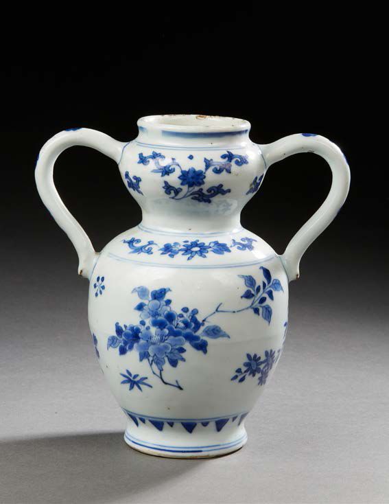 CHINE Vase double gourde à deux anses en porcelaine décorée en bleu sous couvert&hellip;