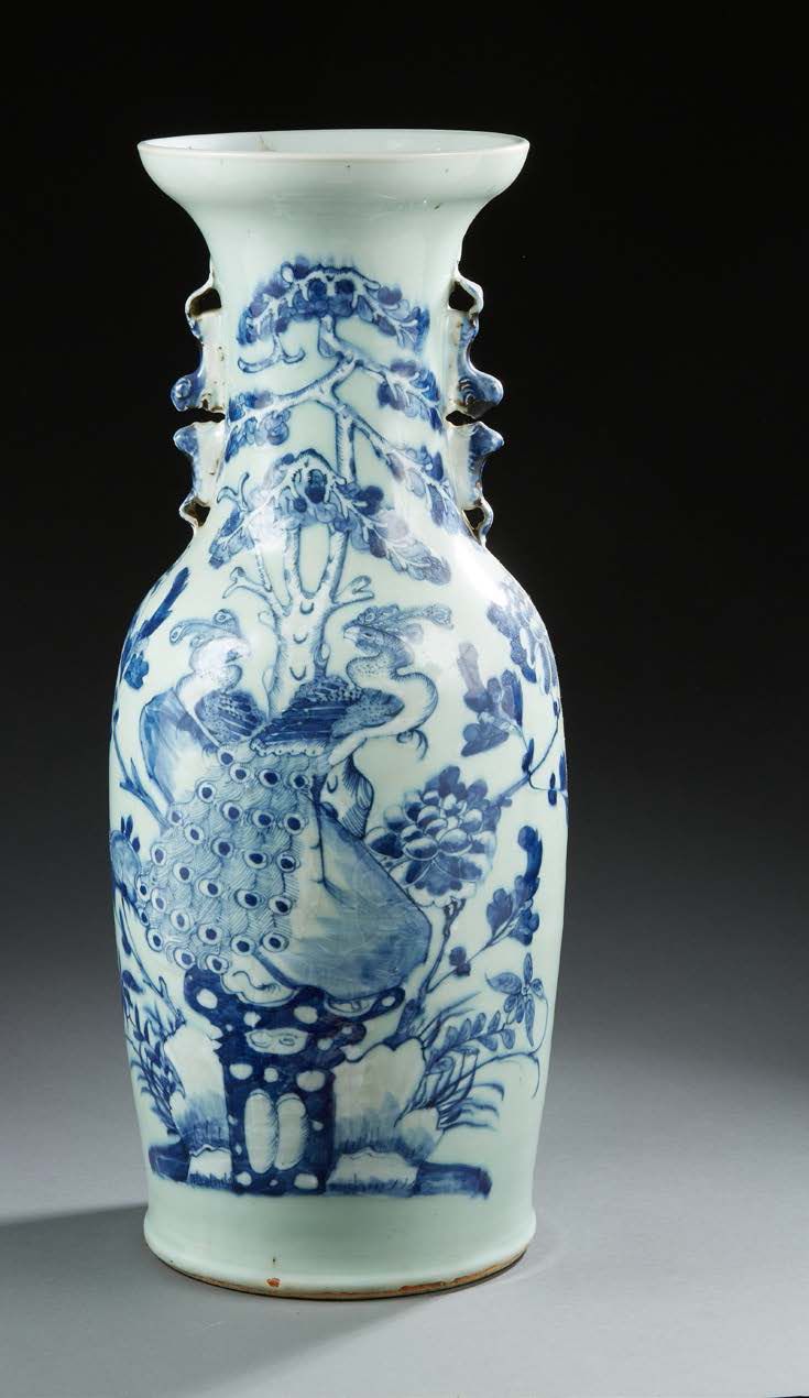 CHINE 青花瓷大花瓶，底色为青花瓷，釉下彩装饰有两只凤凰栖息在花纹背景的穿岩上。手柄上描绘着两只相对的佛教狮子。
，高：58厘米（背面有星星点点的头发）。