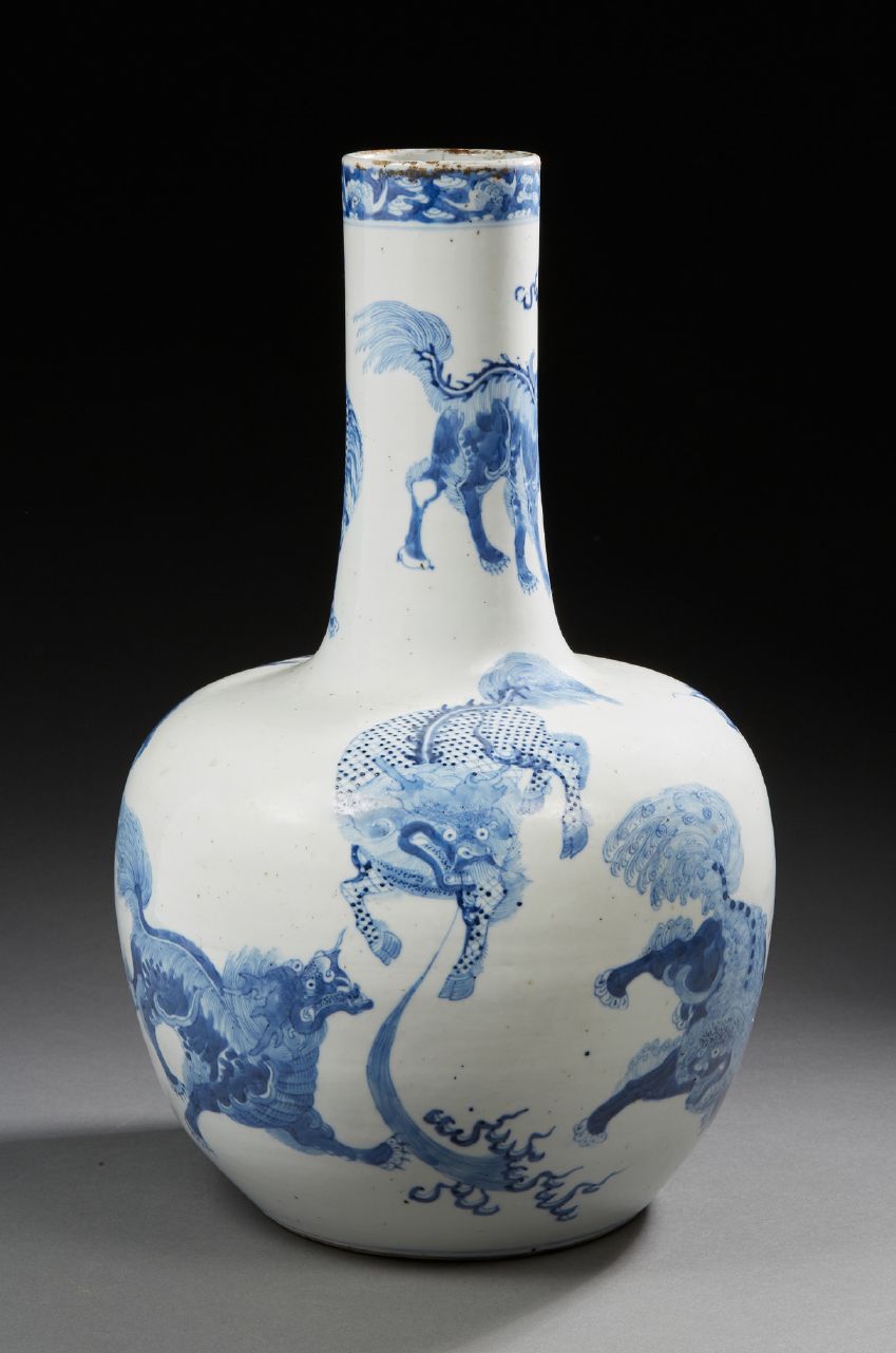 VIETNAM Vase à haut col en porcelaine, à décor en bleu sous couverte d'animaux r&hellip;