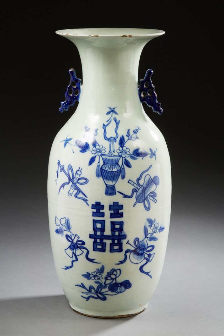 CHINE Large porcelain baluster vase decorated with flowers, precious objects and&hellip;