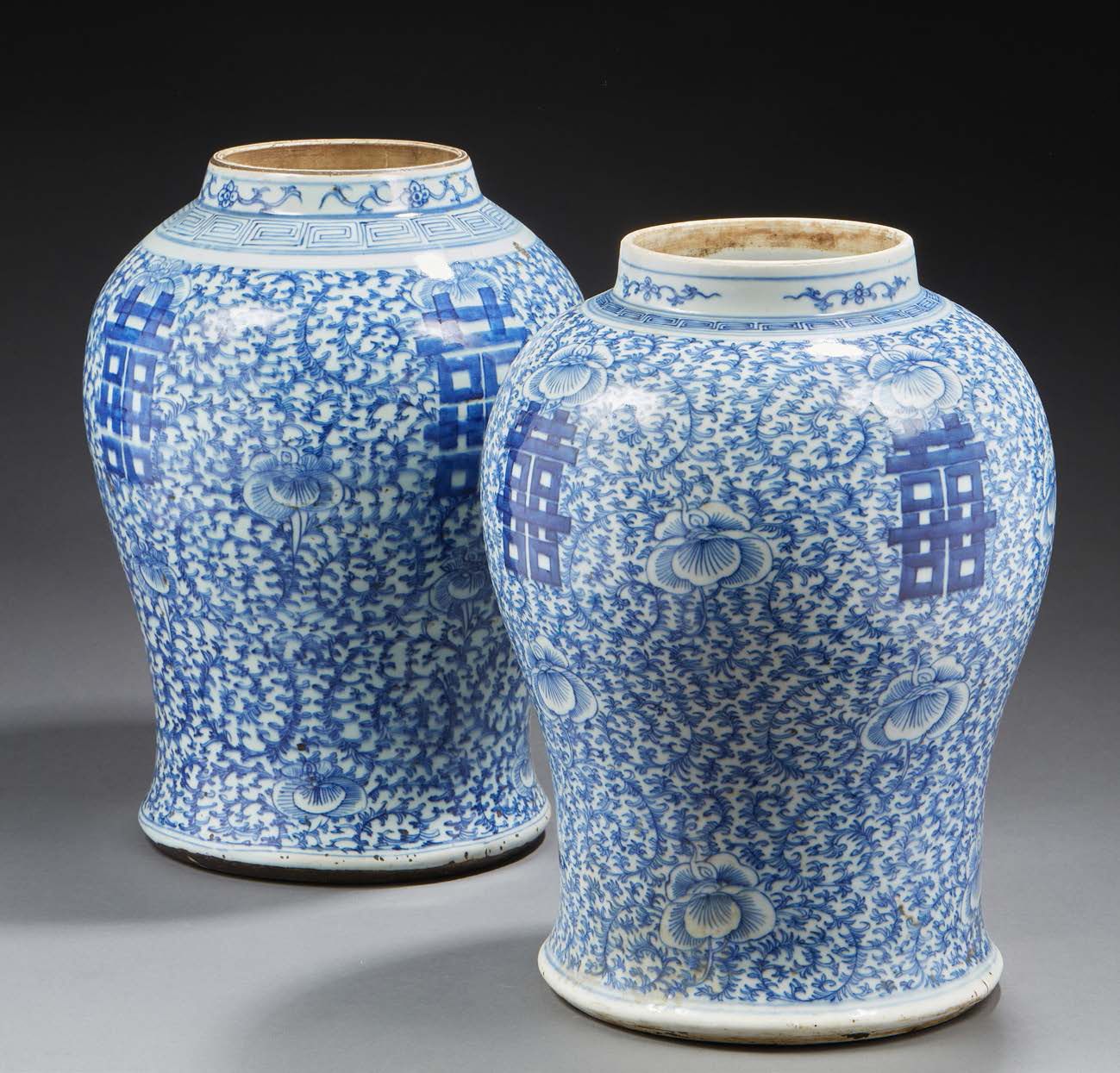 CHINE 瓷质柱形花瓶，釉下青花装饰吉祥物，以卷曲的莲花为框架。背面有一个四字标记。
19世纪末
高37厘米