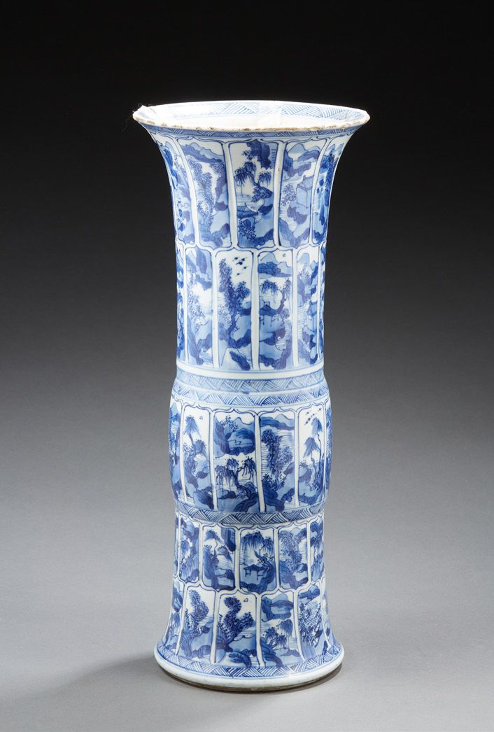 CHINE Grand vase en porcelaine de forme yenyen décoré en bleu sous couverte de p&hellip;