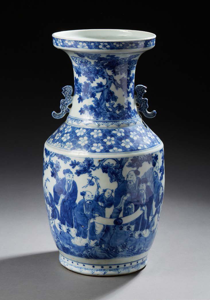 CHINE 瓷器花瓶，呈柱状，把手呈嵌合状，釉下蓝色装饰有花园里的学者在展开书法的场景。
共和国时期（1912-1949）
高：44厘米
