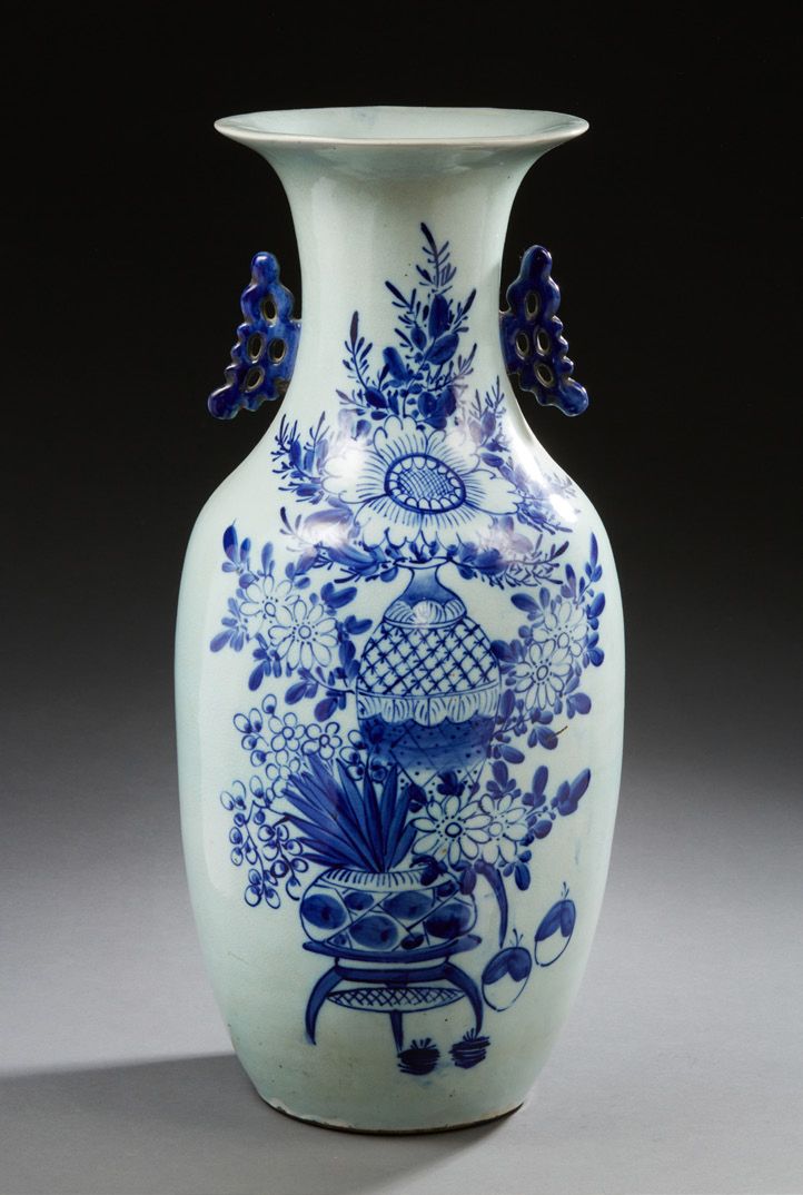 CHINE Important vase balustre en porcelaine à décor de vases et de bouquets de f&hellip;