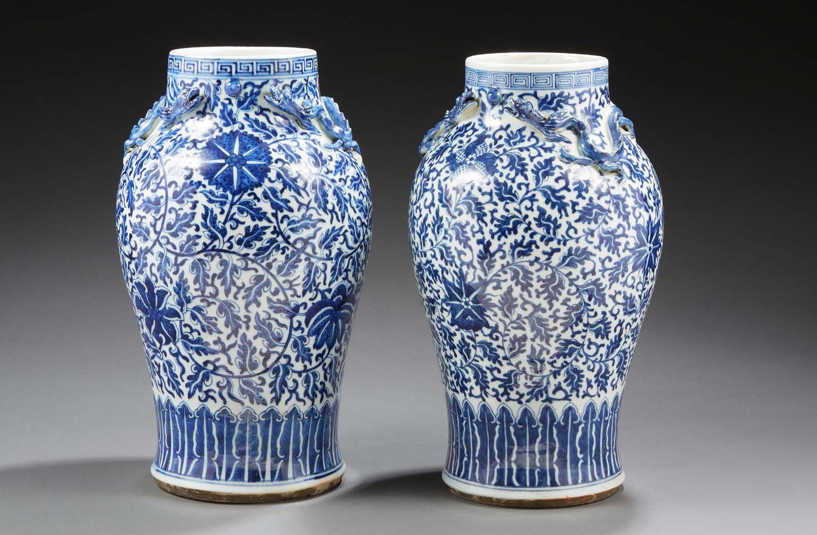 CHINE Paire de vases en porcelaine de forme balustre à motif de rinçeaux feuilag&hellip;