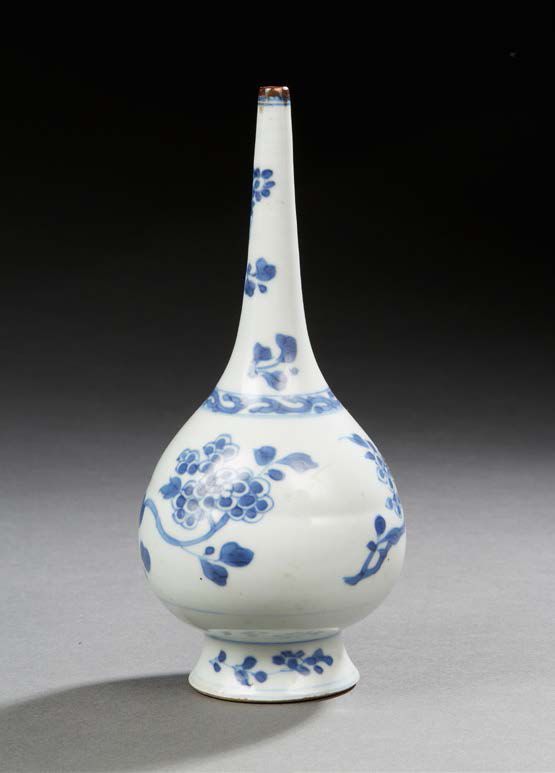 CHINE Aspersoir en porcelaine à décor en bleu sous couverte de branches fleuries&hellip;