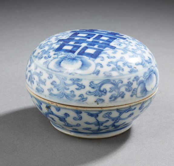 CHINE Porcelain box in circular form, decorated in blue underglaze, with auspici&hellip;