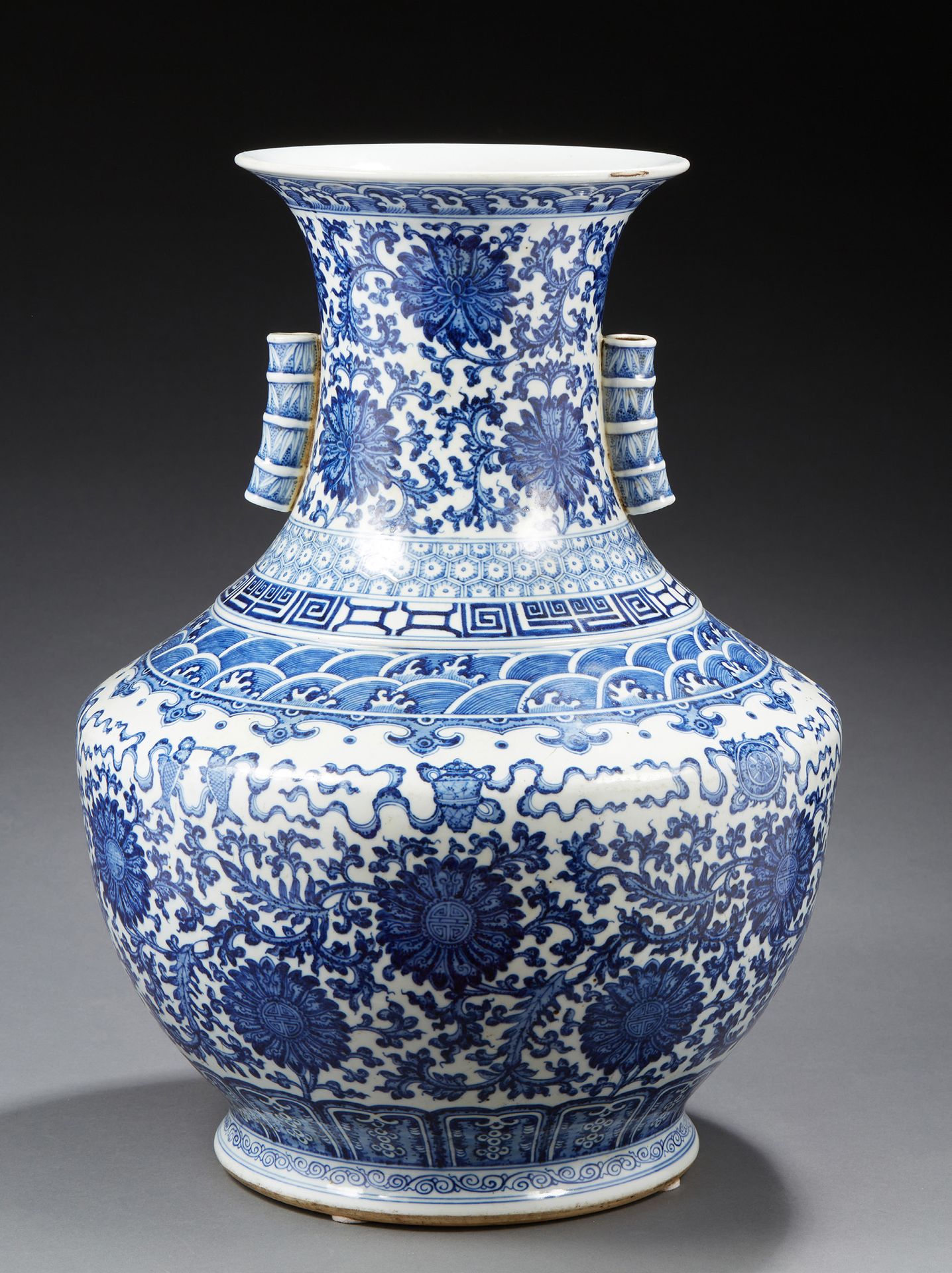 CHINE Grand vase HU en porcelaine de forme balustre, à deux anses tubulaires à l&hellip;