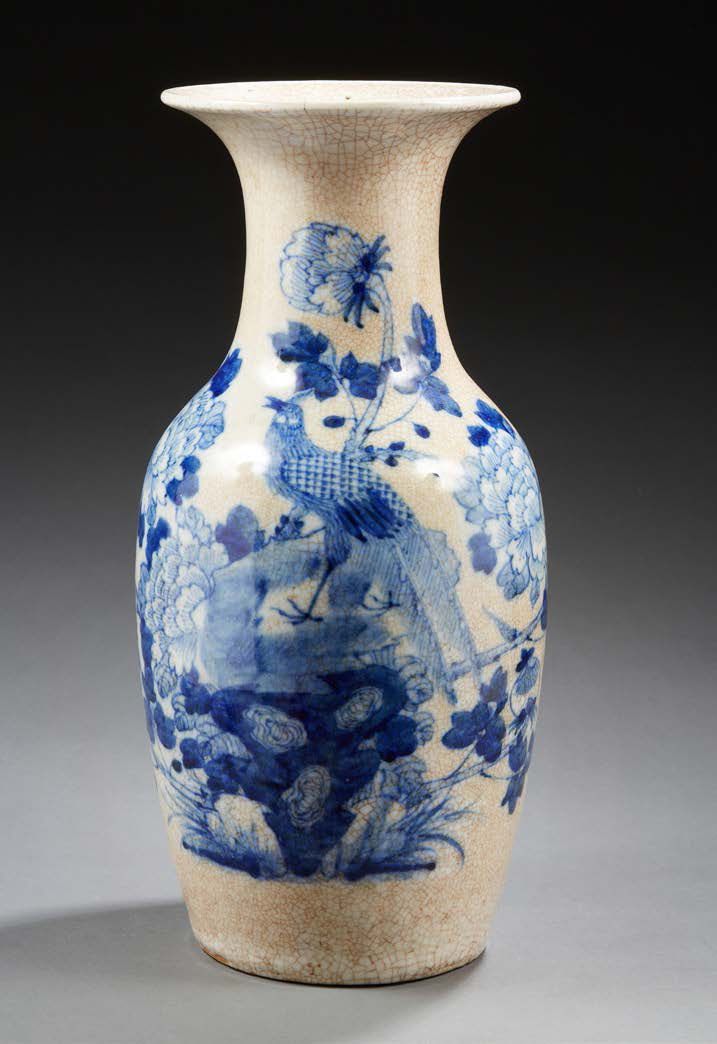 CHINE A large crackled porcelain vase decorated in blue underglaze with a peacoc&hellip;
