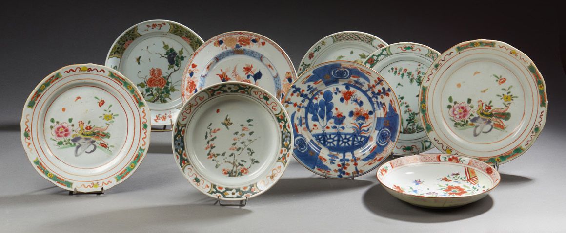CHINE Ensemble de neuf assiettes en porcelaine décoré en émaux de la famille ver&hellip;