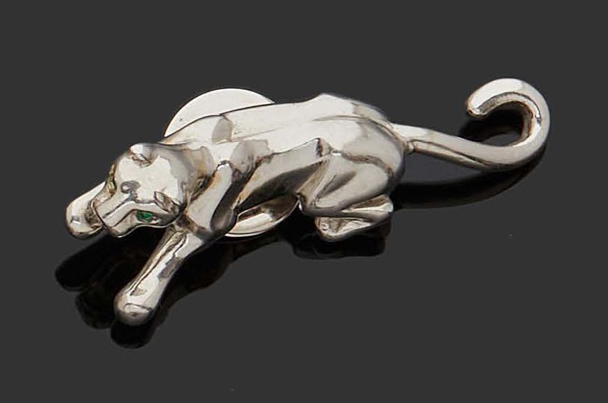 CARTIER 黑豹胸针，18K(750)白金，眼睛镶有绿宝石。
，有签名和编号。
，重量：8.84克。