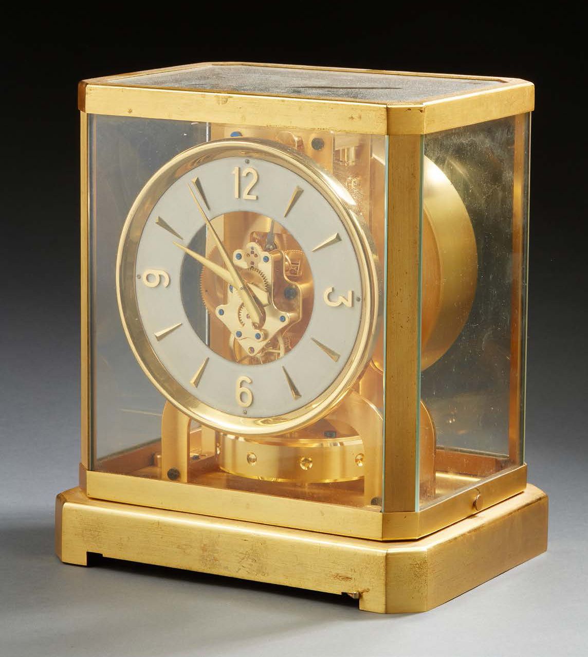 JAEGER-LECOULTRE ATMOS 大气层永动机钟，镀金金属和玻璃的立方体表壳
白色圆盘数字表盘。
签名为 "Atmos Jaeger le Coul&hellip;